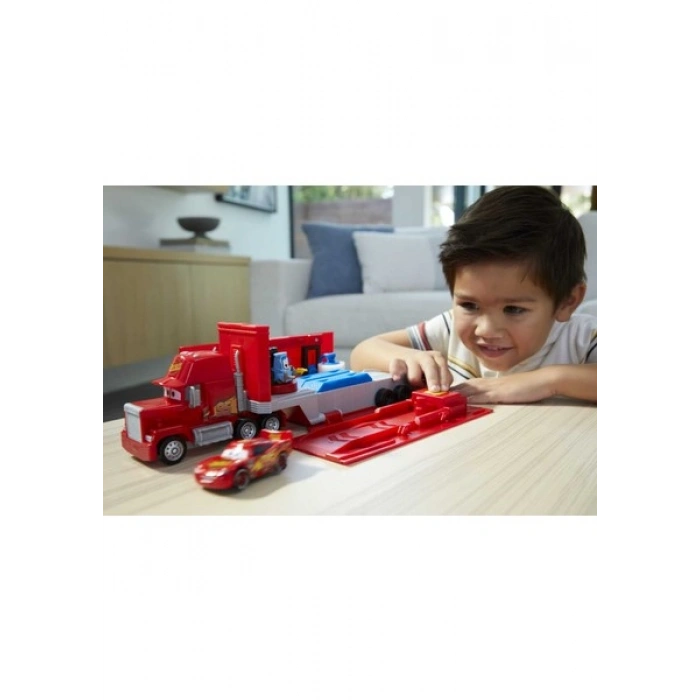 Disney Pixar Cars Dönüştürülebilir Mack Oyun Seti HDC75