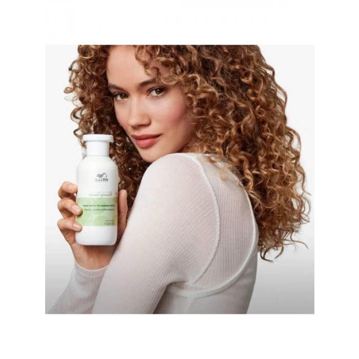 Doğal İçerikli Yenileyici Şampuan 250 ml