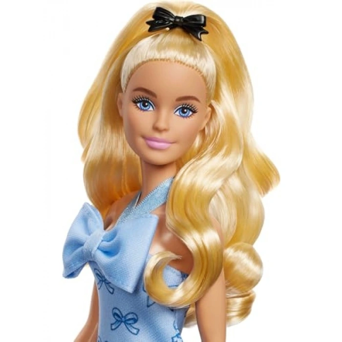 Fiyonklu Mavi Elbise ile Barbie Bebek