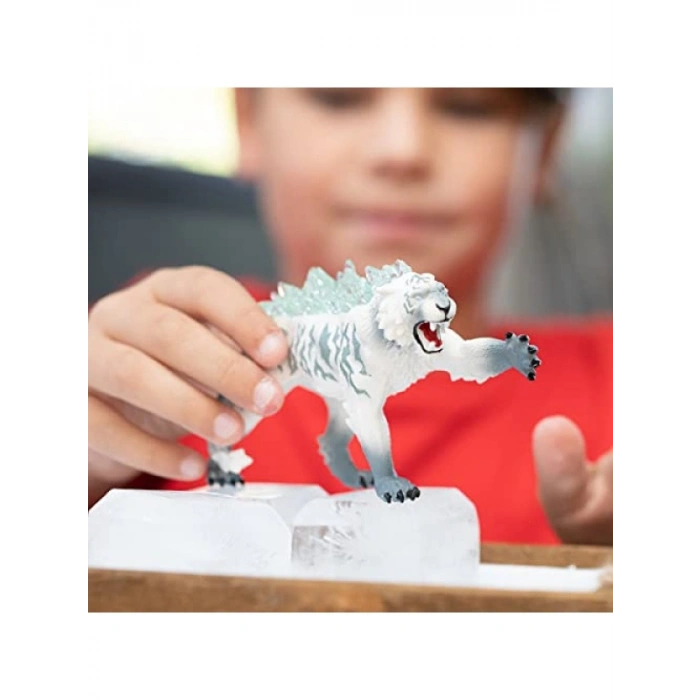 Gerçekçi Buz Kaplanı Figürü