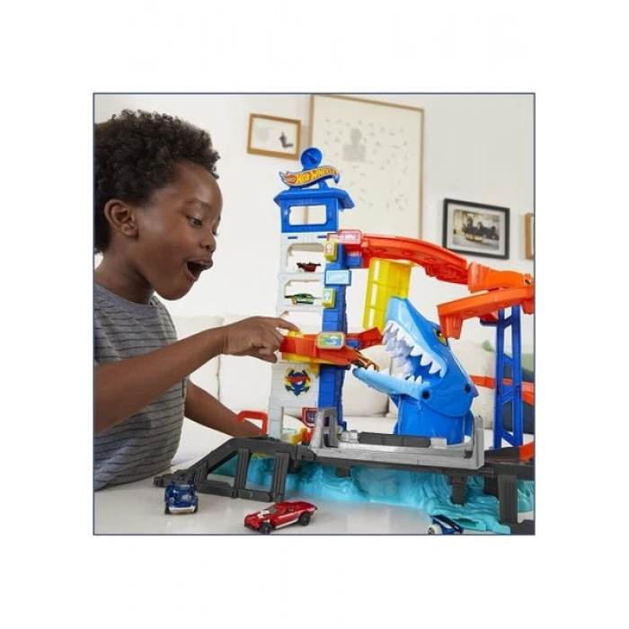 Hot Wheels Oyun Seti: Şehirdeki Köpek Balığından Kaçış - Macera Temalı Plastik Hediye Erkek Çocuklar için