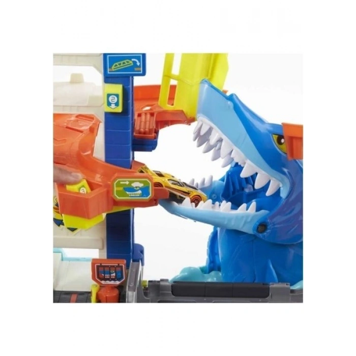 Hot Wheels Oyun Seti: Şehirdeki Köpek Balığından Kaçış - Macera Temalı Plastik Hediye Erkek Çocuklar için