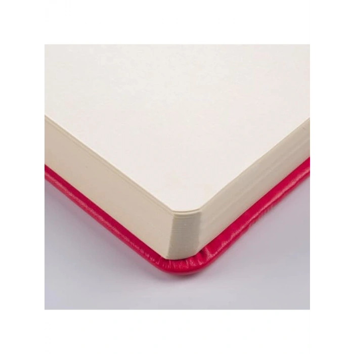Kırmızı renkli 12 x 12 cm ölçülerinde 140 g eskiz defteri, 80 yapraklı tasarım