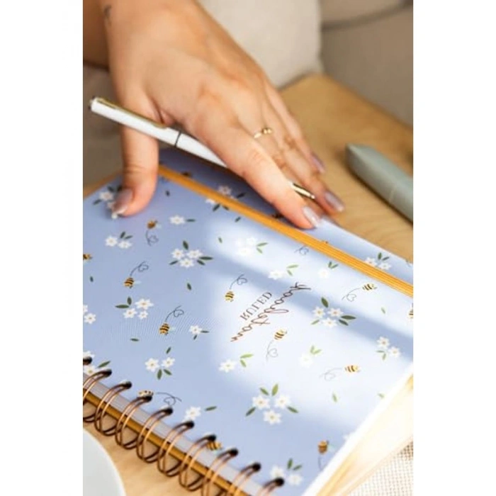 Lastikli A5 Spiralli Çizgili Not Defteri, Arı Desenli