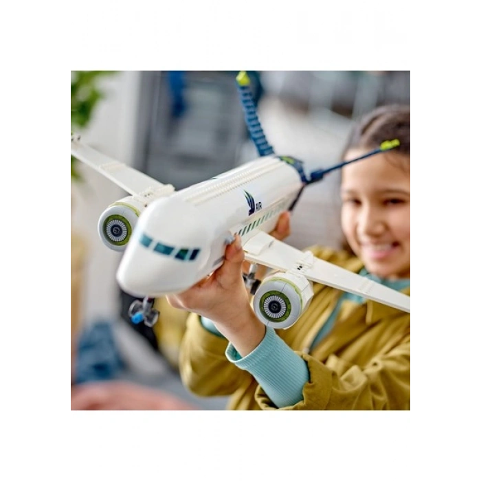 LEGO® City Yolcu Uçağı 60367 - 7 Yaş & Üzeri Çocuklar için Yaratıcı Oyuncak Yapım Seti (913 Parça)