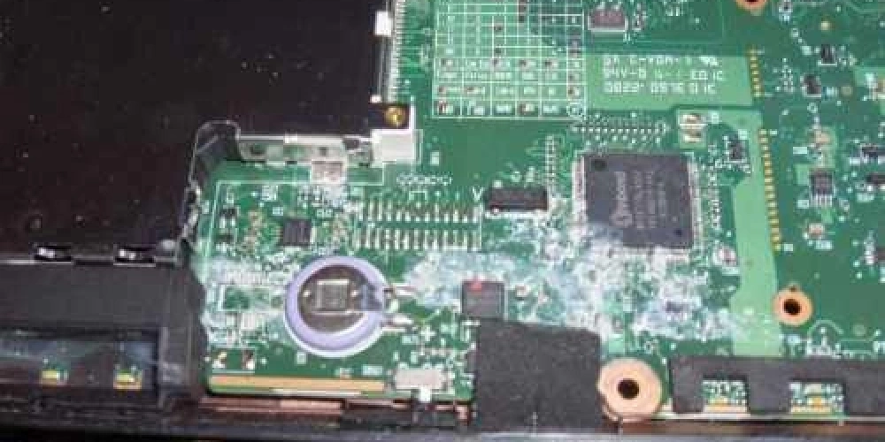 Laptopunuza Sıvı mı Döküldü? Panik Yapmayın, Bu Adımları İzleyin!