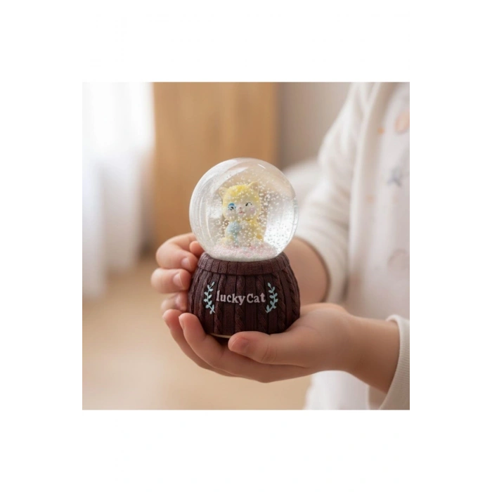 Pilli Işıklı Müzikli Kar Küresi–Şanslı Kedi Figürlü Eğlenceli Masaüstü Biblo, LED Aydınlatmalı Dekor