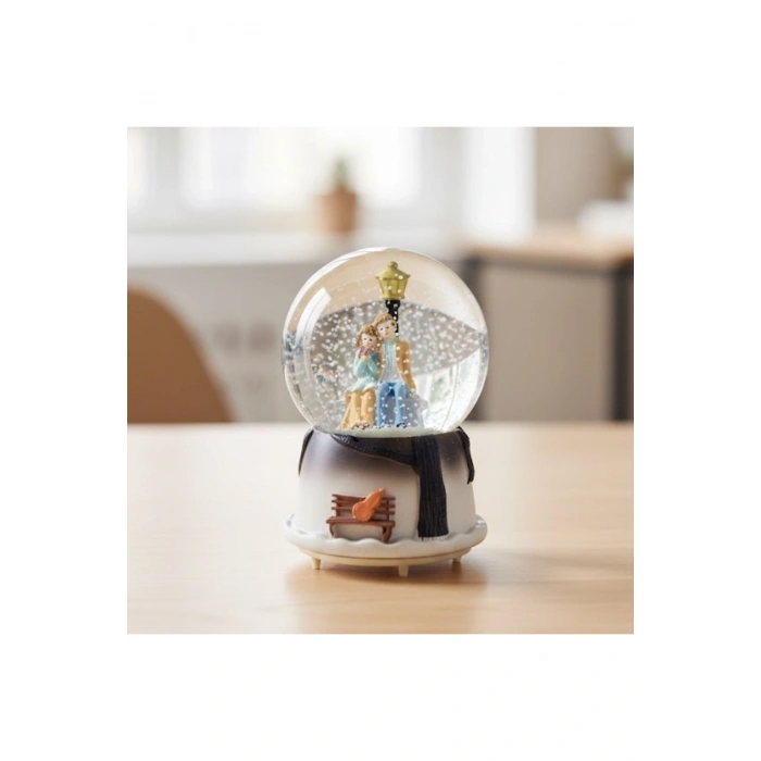 Pilli Işıklı Müzikli Kar Küresi–Kış Masalı Bankta Sevgili Figürlü Eğlenceli Masaüstü Biblo, LED Aydı