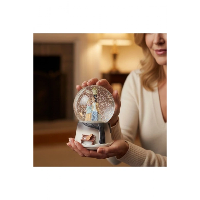 Pilli Işıklı Müzikli Kar Küresi–Kış Masalı Bankta Sevgili Figürlü Eğlenceli Masaüstü Biblo, LED Aydı