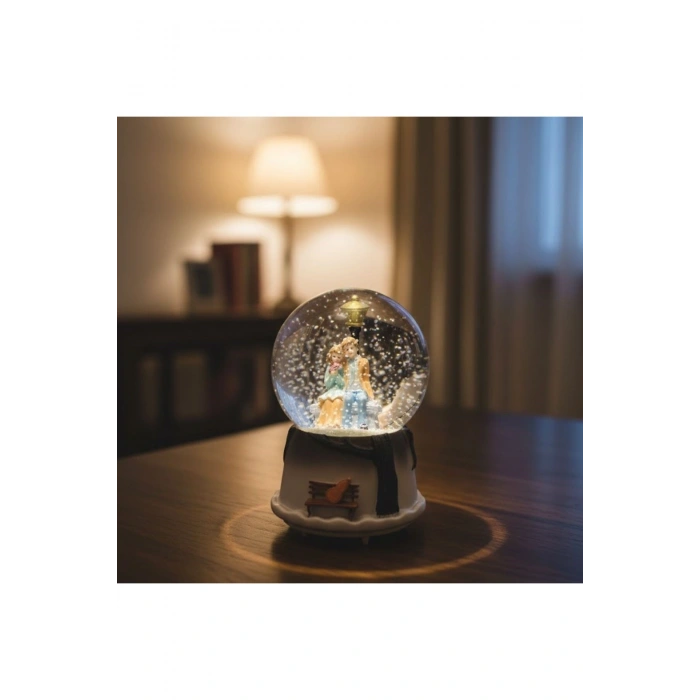 Pilli Işıklı Müzikli Kar Küresi–Kış Masalı Bankta Sevgili Figürlü Eğlenceli Masaüstü Biblo, LED Aydı
