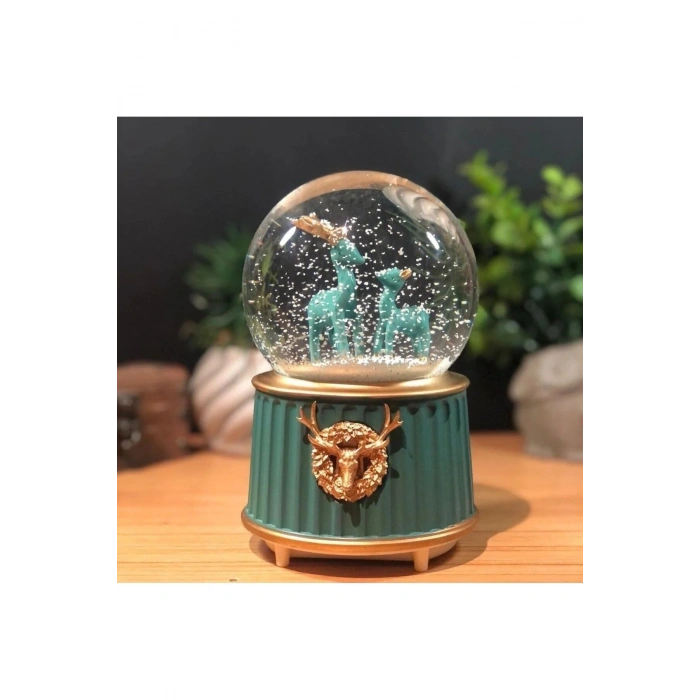 Pilli Işıklı Müzikli Kar Küresi–İki Geyikli Yeşil Figürlü Eğlenceli Masaüstü Biblo, LED Aydınlatmalı