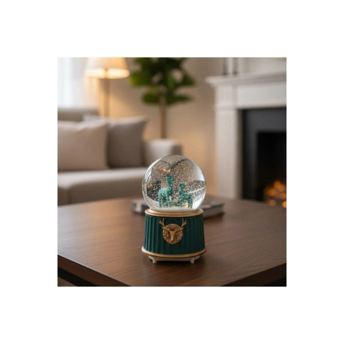 Pilli Işıklı Müzikli Kar Küresi–İki Geyikli Yeşil Figürlü Eğlenceli Masaüstü Biblo, LED Aydınlatmalı