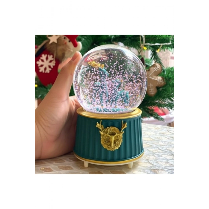 Pilli Işıklı Müzikli Kar Küresi–İki Geyikli Yeşil Figürlü Eğlenceli Masaüstü Biblo, LED Aydınlatmalı