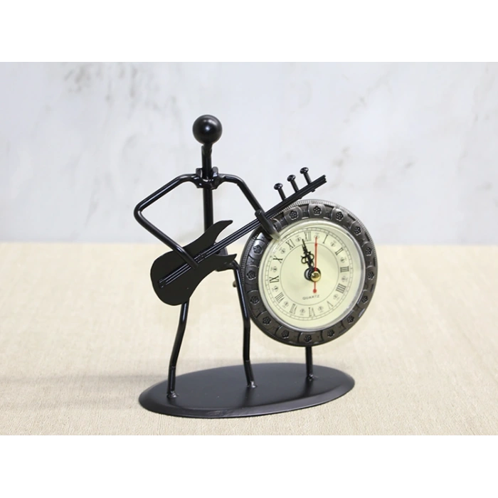 Metal Saatli Gitar Çalan Müzisyen