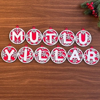 11 Harfli Kırmızı Beyaz İpli MUTLU YILLAR Yazılı Ahşap Yılbaşı Ağaç Süsü (5324)