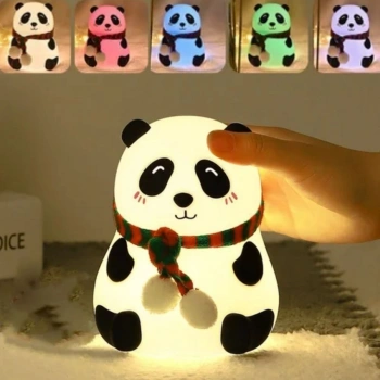 5 Farklı Renk Modlu Panda Figürlü Pofuduk LED Gece Lambası–Yumuşak Dokulu Çocuk Odası ve Dekoratif Şarjlı Ortam Işığı (5324)