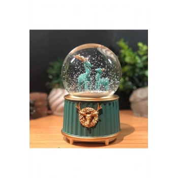 Pilli Işıklı Müzikli Kar Küresi–İki Geyikli Yeşil Figürlü Eğlenceli Masaüstü Biblo, LED Aydınlatmalı