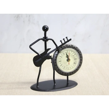 Metal Saatli Gitar Çalan Müzisyen