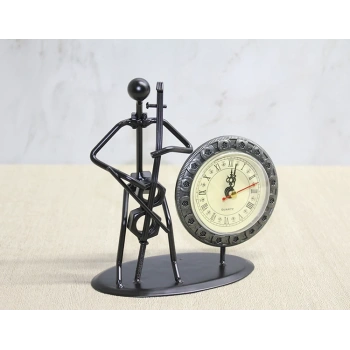 Metal Saatli Keman Çalan Müzisyen