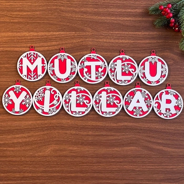 11 Harfli Kırmızı Beyaz İpli MUTLU YILLAR Yazılı Ahşap Yılbaşı Ağaç Süsü (5047)