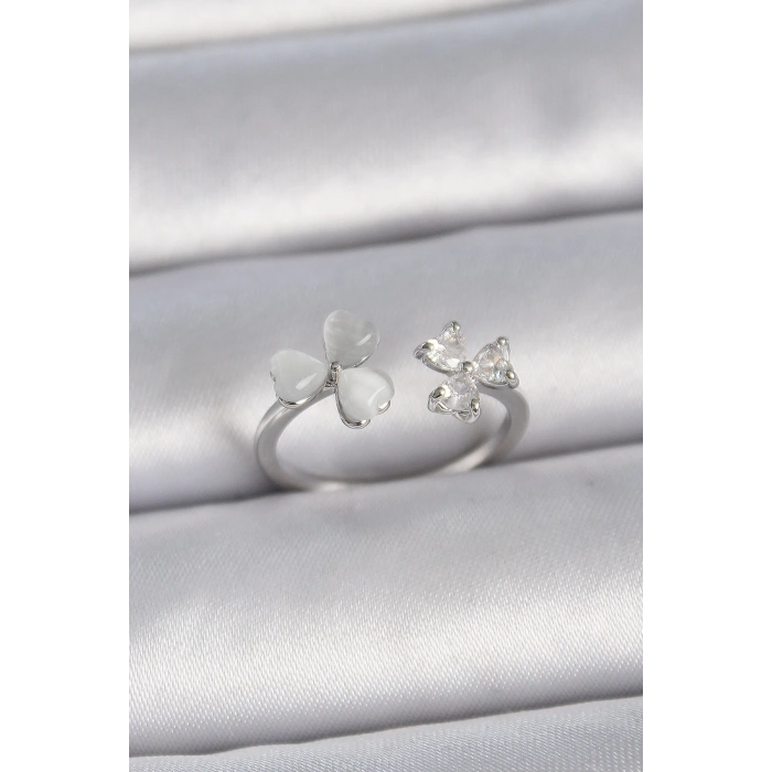 Pirinç Gümüş Renk Ayarlanabilir Zirkon Taşlı Beyaz Mineli Kalp Model Kadın Yüzük