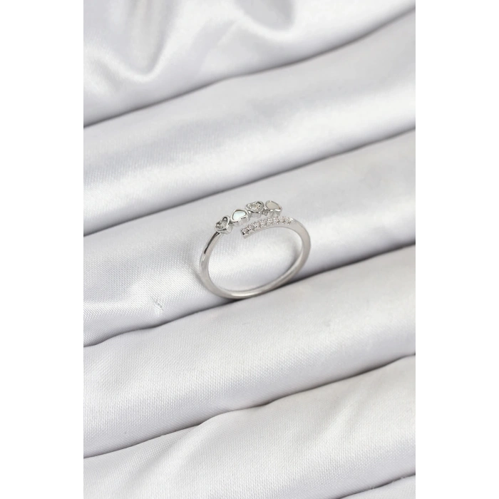 Pirinç Gümüş Renk Kalpli Detaylı Zirkon Taşlı Kadın Yüzük