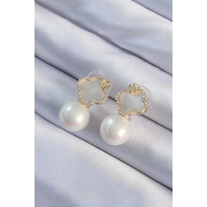 Pirinç Altın Renk Zirkon Taşlı Minimal Çiçek Tasarımlı Kadın Küpe