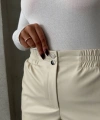 BİÇOMİ Beli lastikli çıtçıtlı deri şort krem w241007