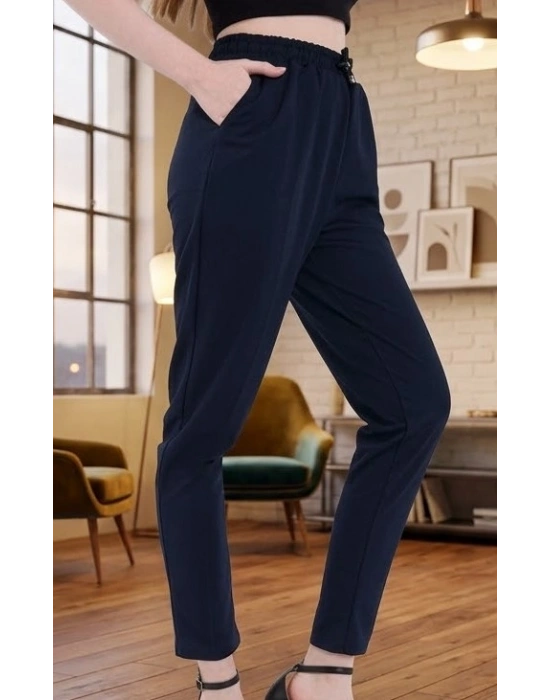 Gün Boyu Rahatlık: Esnek Yapılı Lacivert Basic Eşofman Pantolon