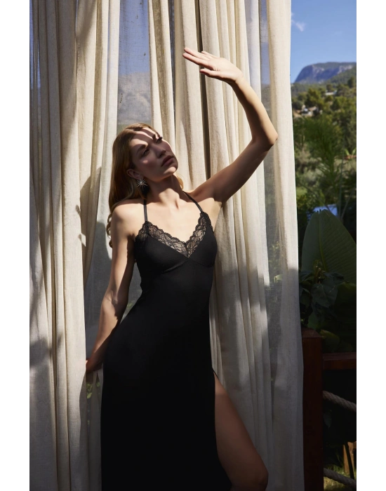 Bicomi Dantelli ve Dekolteli Yırtmaçlı Gecelik