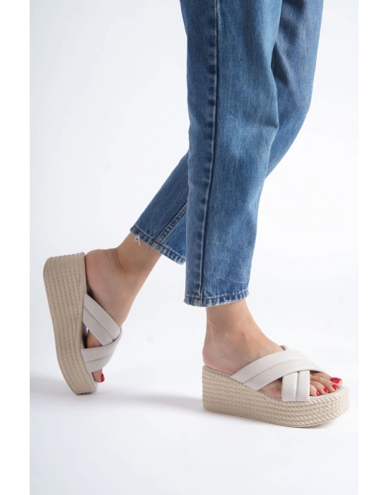 JOYMIX Dolgu Topuklu Ortopedik Taban Hasır Görünümlü Kadın Terlik CKT - Krem