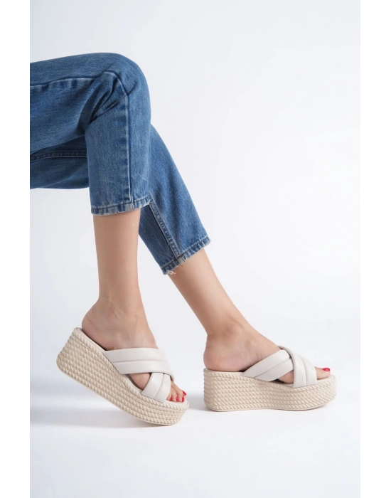 JOYMIX Dolgu Topuklu Ortopedik Taban Hasır Görünümlü Kadın Terlik CKT - Krem