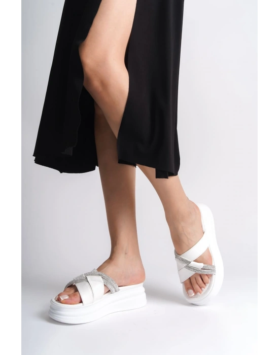 RUBY Düz Topuklu Taşlı Çapraz Şeritli Kalın ve Ortopedik Taban Kadın Terlik  CBT - Beyaz