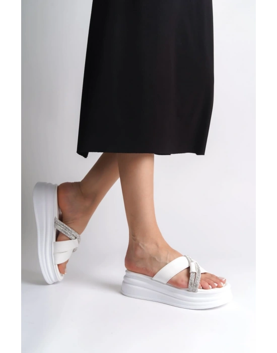 RUBY Düz Topuklu Taşlı Çapraz Şeritli Kalın ve Ortopedik Taban Kadın Terlik  CBT - Beyaz