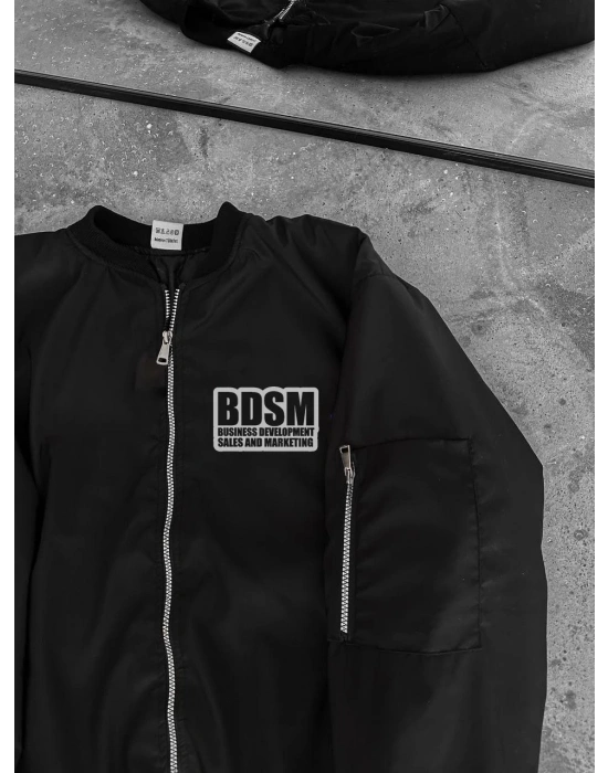Siyah Bomber Mont – Fermuarlı, Cepli, Kapitone Astarlı, Göğüs Baskılı -