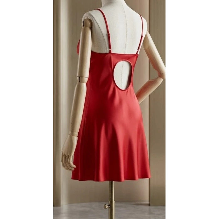 Bicomi Tutku Serisi: Dantel İşlemeli, Derin Yırtmaçlı İpeksi Fantezi Gecelik