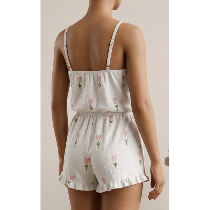 Terletmeyen Rahatlık: Çiçek Desenli Askılı Şortlu Pijama Takımı