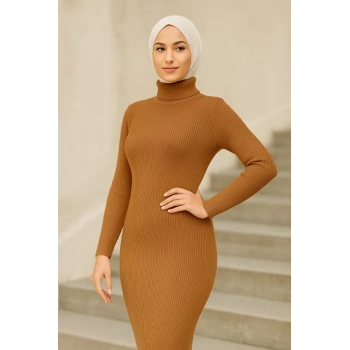 Kadın Tesettür Triko Elbise – Boğazlı Uzun Fitilli Dokuma, Esnek Tam Kalıp, 130 cm Midi Boy, Bahar & Kış Şık Rahat Stil - Kahverengi