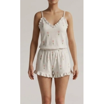 Terletmeyen Rahatlık: Çiçek Desenli Askılı Şortlu Pijama Takımı