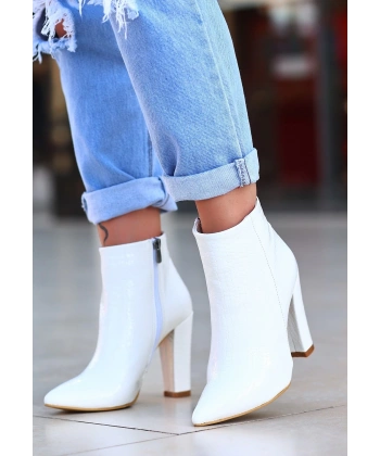 BİÇOMİ Loora Beyaz Rugan Desenli Topuklu Bot