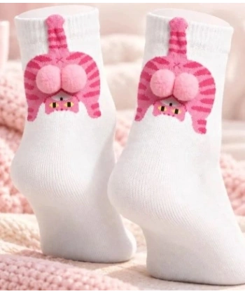 Kadın Beyaz Pembe Kedi Desenli Ponponlu Soket Çorap | Sevimli 3D Kedi Figürlü Eğlenceli Günlük Çorap