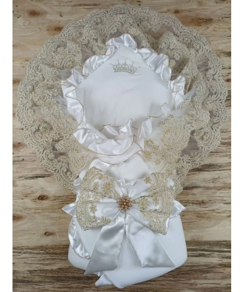 Sahra Taç Nakışlı İnci Ve Dantel Fiyonklu Çift Dantel Duvaklı Trilüks Kundak Bebek Battaniyesi Gold