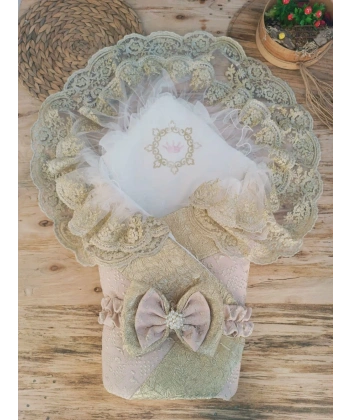 Yenidoğan Kabartma Desenli Gold Çift Güpürlü Ve Fiyonklu Bebek Battaniyesi Kundak Gold