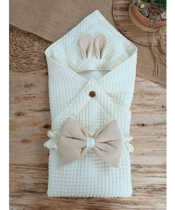 Yenidoğan Kulaklı Şapkalı Düğme Detaylı Fiyonklu Bebek Battaniyesi Kundak Krem