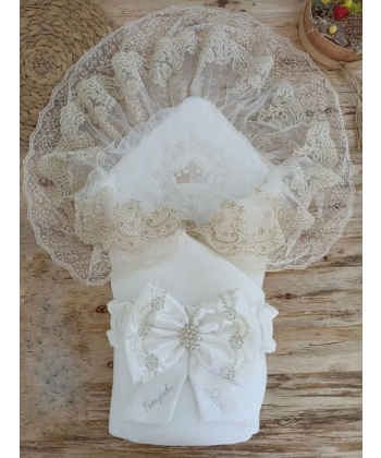 Yenidoğan Sahra Taç Nakışlı Plazma Taşlı Güpürlü Fiyonklu Duvaklı Trilüks Kundak Bebek Battaniyesi Ekru