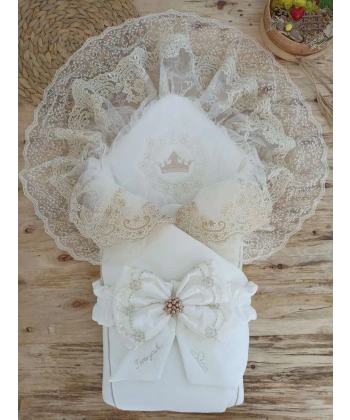 Yenidoğan Sahra Taç Nakışlı Plazma Taşlı Güpürlü Fiyonklu Duvaklı Trilüks Kundak Bebek Battaniyesi Sütlü Kahve