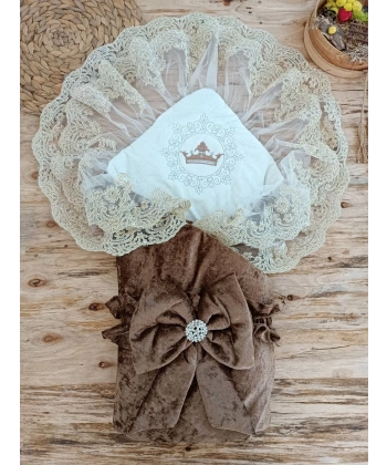 Yenidoğan Saray Kadife Taç Nakışlı İnci Fiyonklu Çift Dantel Duvak Trilüks Kundak Bebek Battaniyesi Kahverengi
