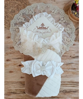 Yenidoğan Wool Yün Kumaş Taç Nakışlı Güpür Duvaklı Fiyonk Prizma Taş Unisex Kundak Bebek Battaniyesi Kahverengi