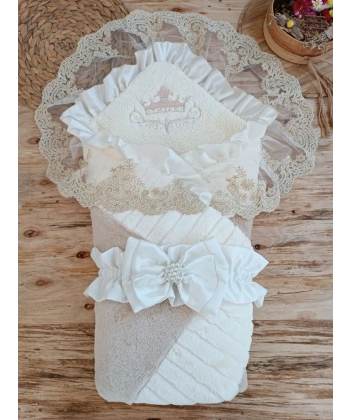 Yenidoğan Wool Yün Kumaş Taç Nakışlı Güpür Duvaklı Fiyonk Prizma Taş Unisex Kundak Bebek Battaniyesi Bej