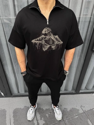 Yarım Fermuarlı Baskılı Oversize T-Shirt - Siyah -